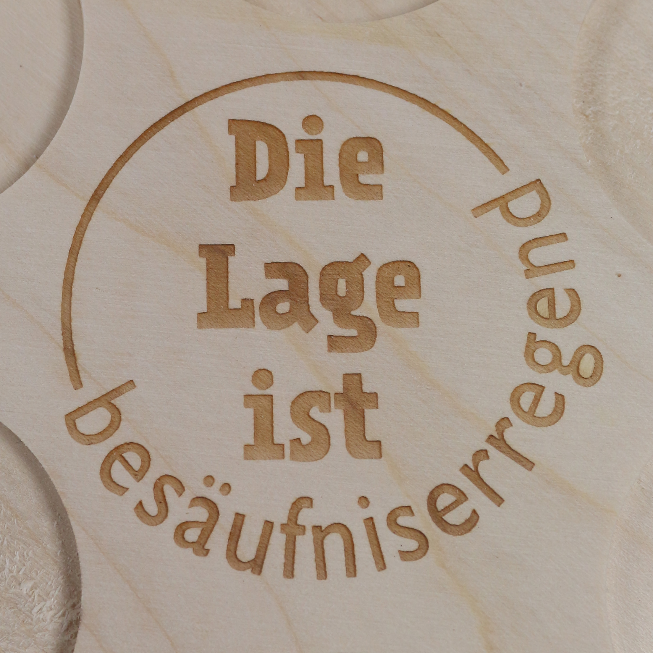 Schnapsbrett "Die Lage ist besäufniserregend"