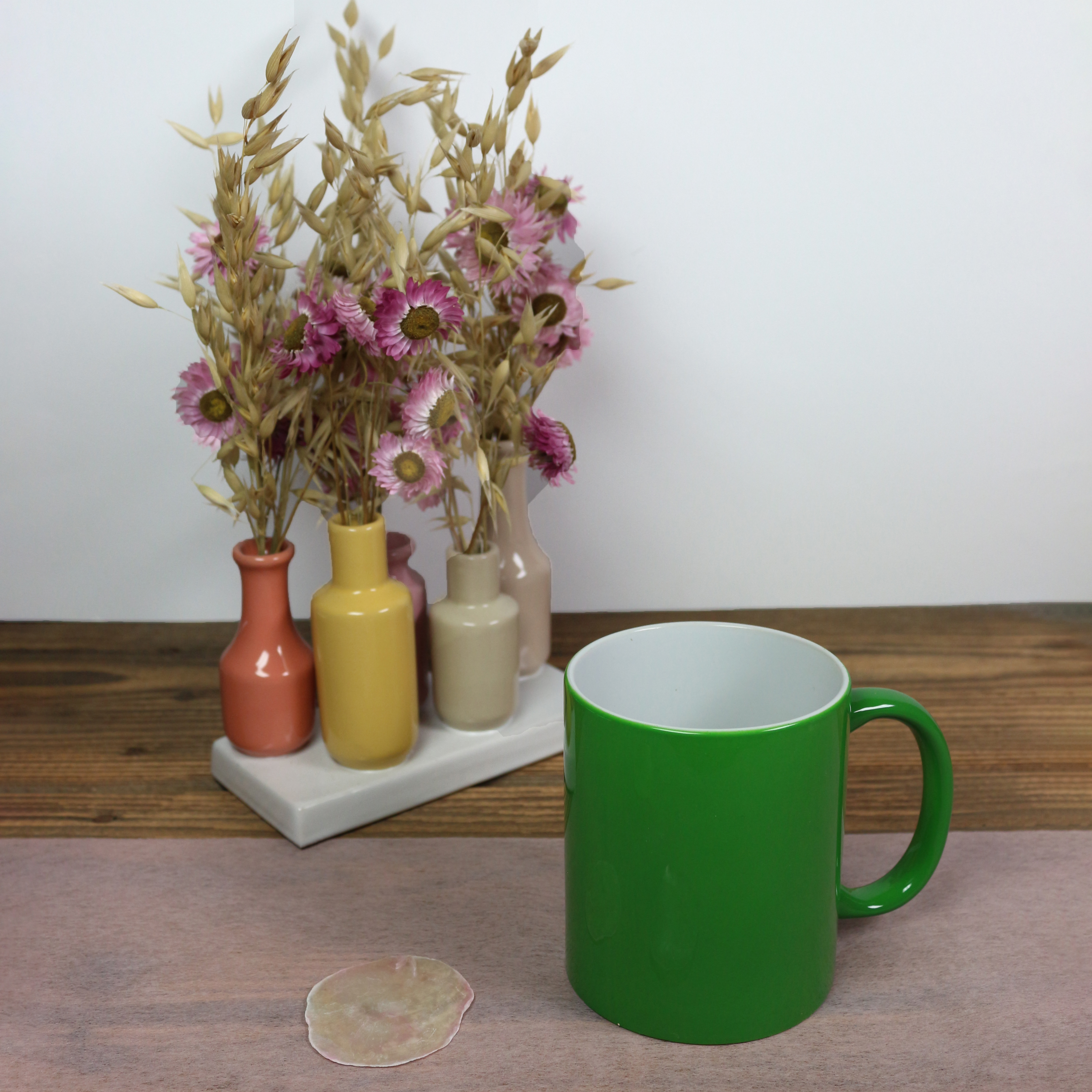 Grüne Tasse mit weißer Innenseite