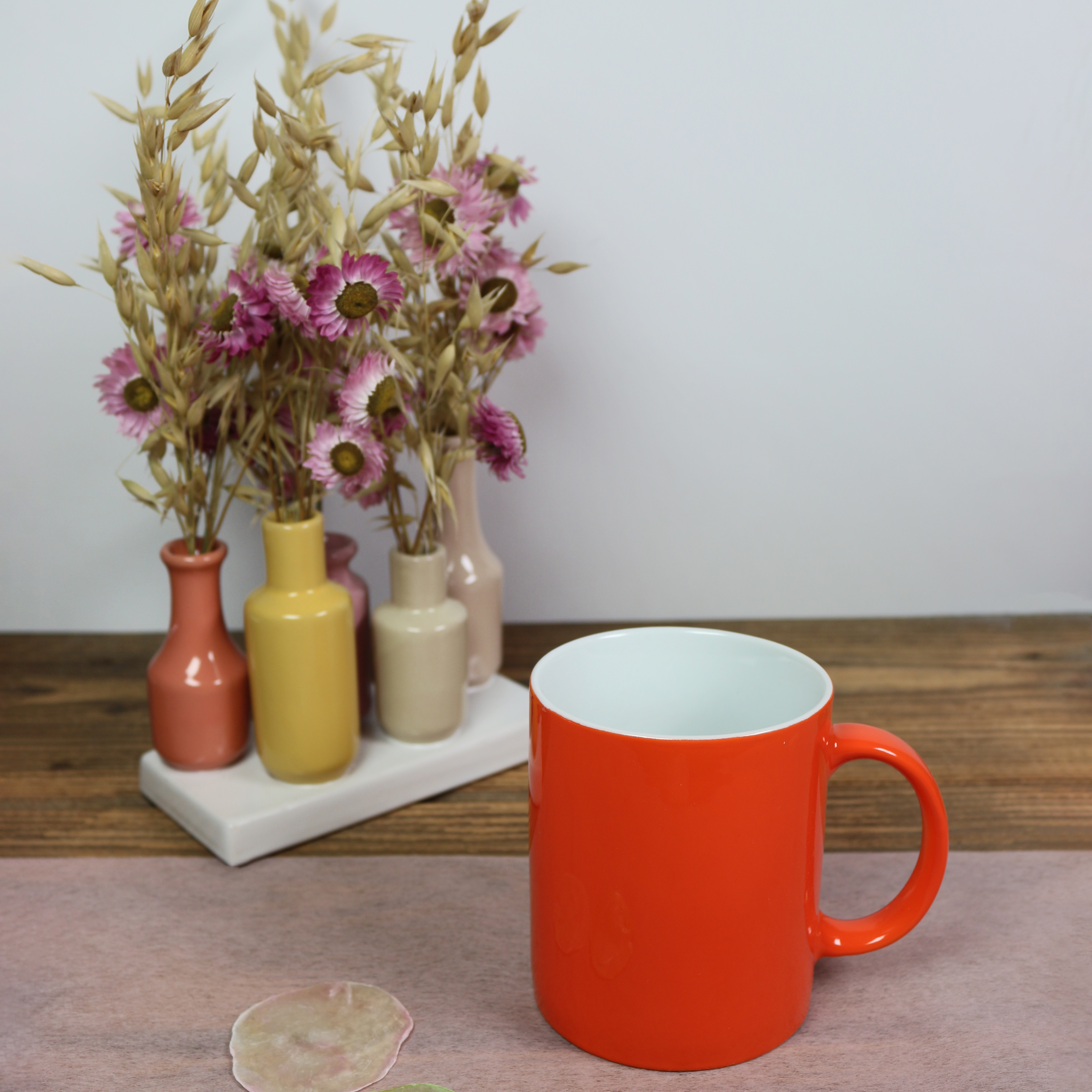 Orangene Tasse mit weißer Innenseite