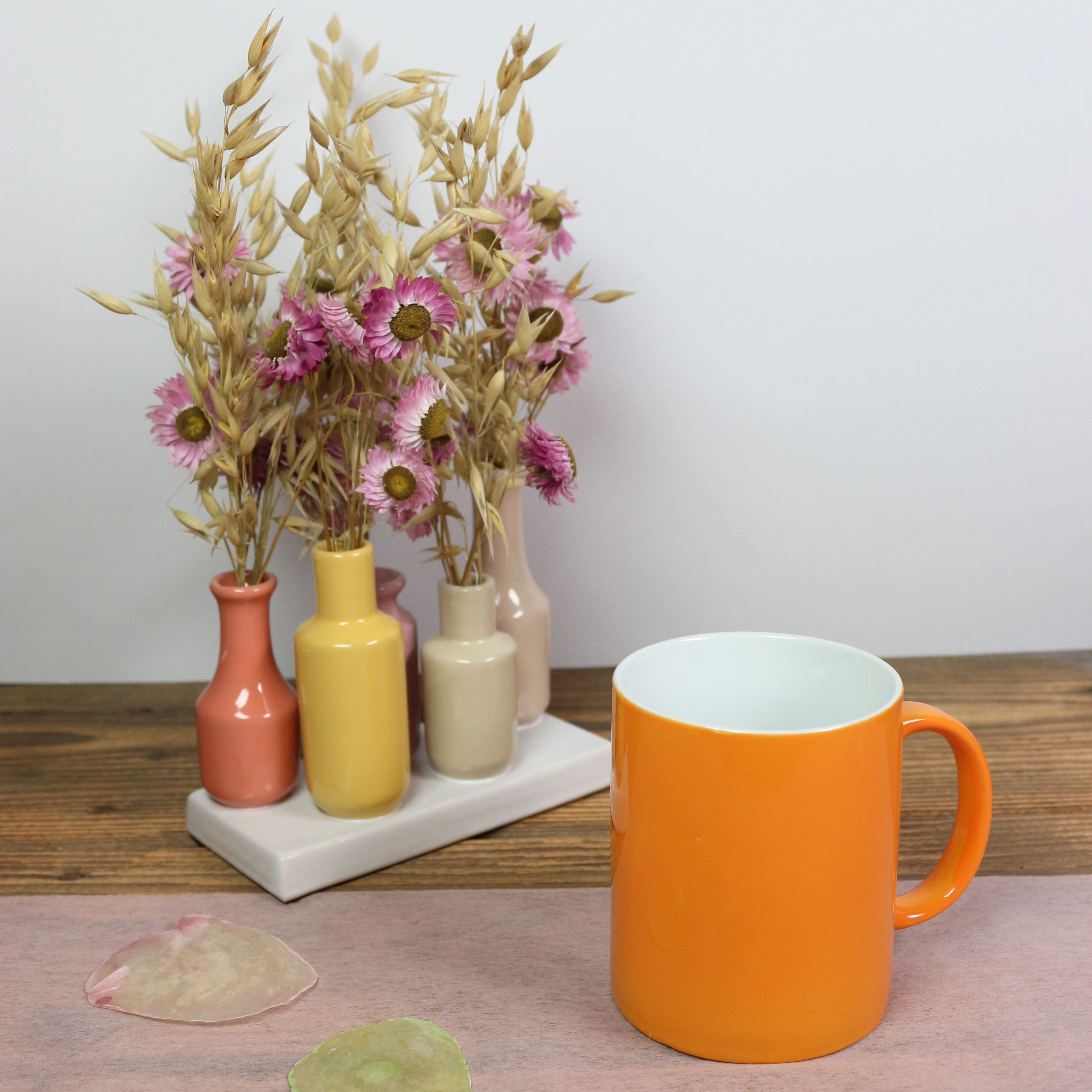 Gelbe Tasse mit weißer Innenseite