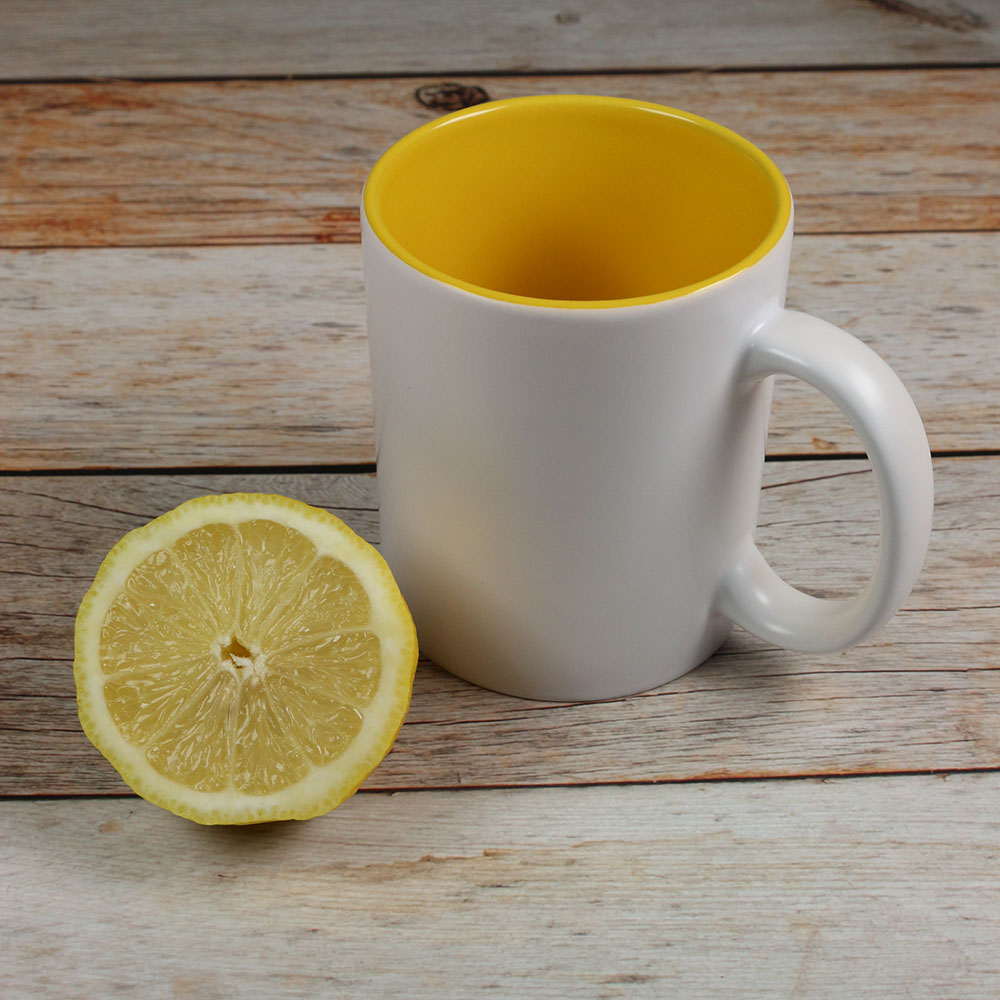 Tasse weiß mit gelber Innenseite 